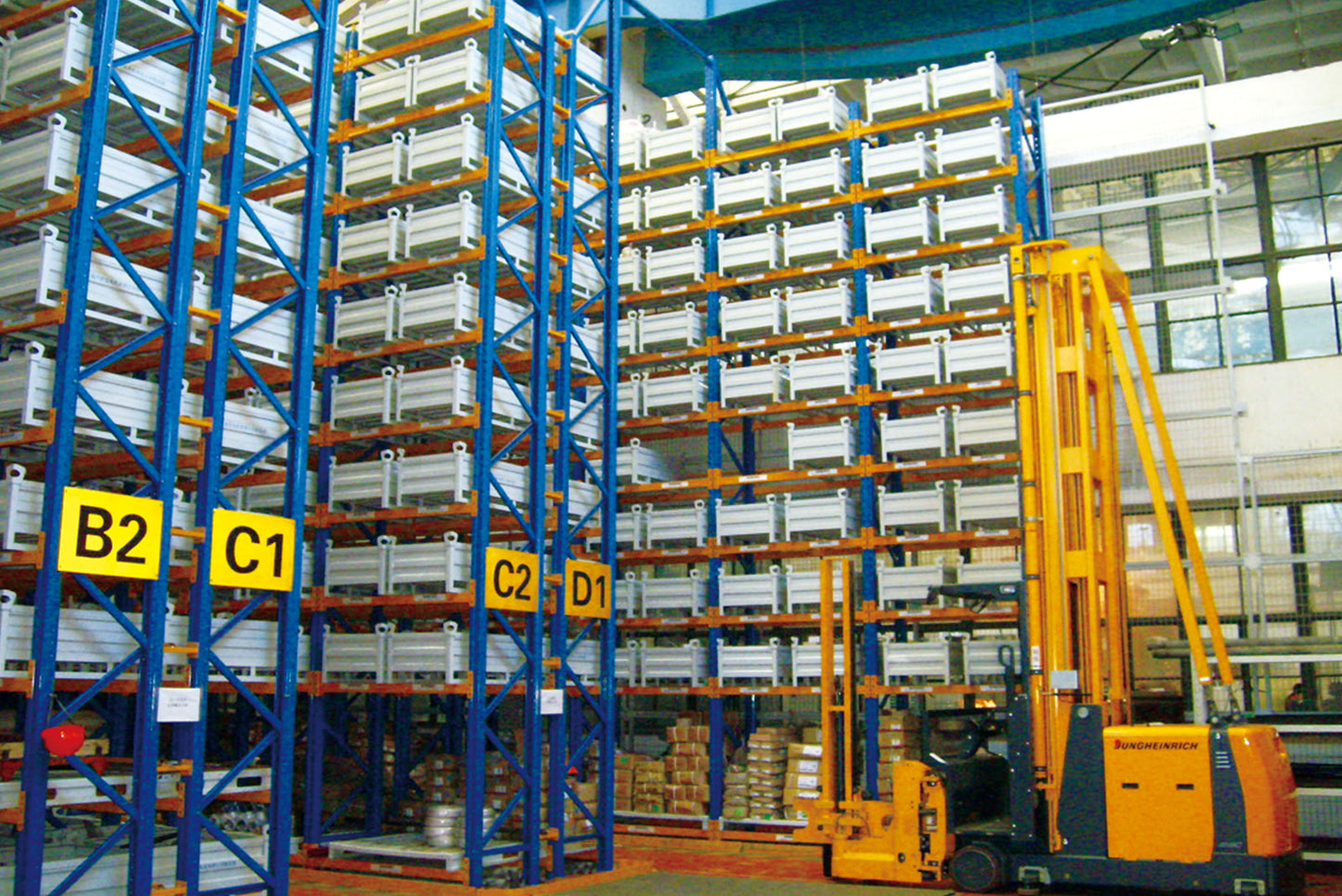 Adjustable Narrow Aisle Pallet Racking - Ideal for High-Turnover Goods in Logistics Centers