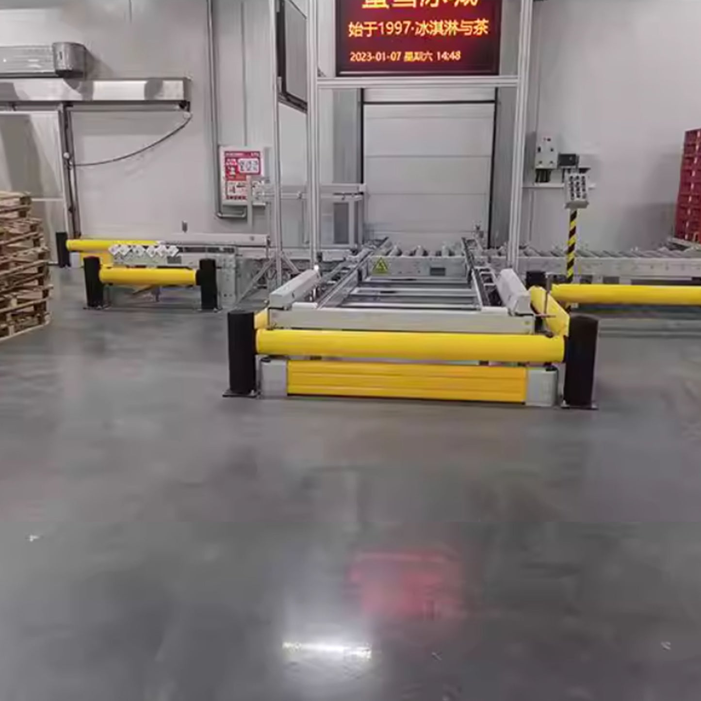 Flexible crash barrier